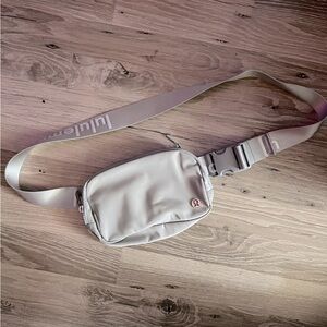 🆕lululemon Everywhere Belt Bag- Light Gray